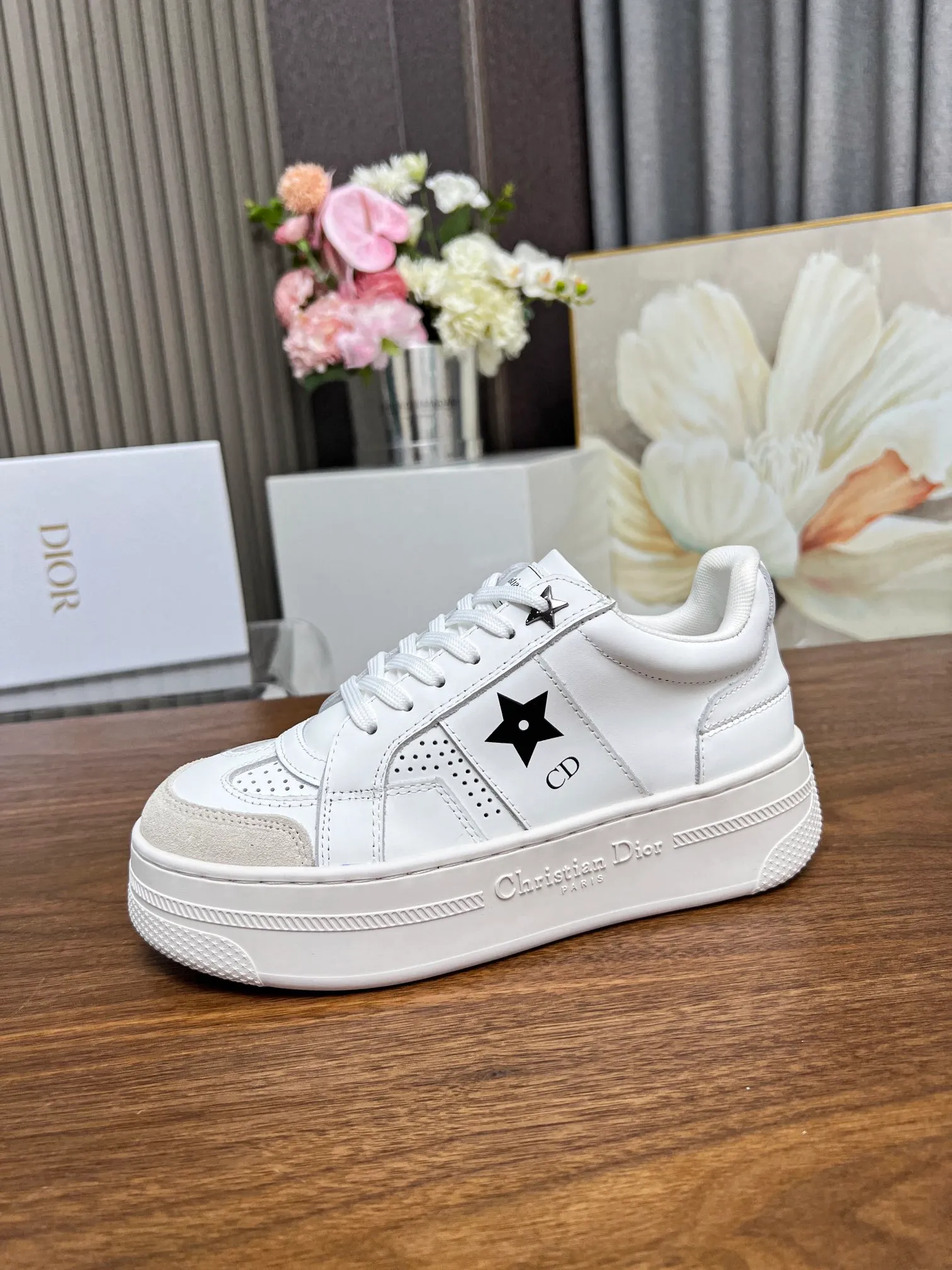 👟👟Ex-factory price 480👟👟 Dior's new 2024 Lucky Star, star sneakers, improve the signature line of modern style. The upper is carefully crafted from white calfskin, with matching suede calfskin panels on the front, and black CD signatures and star patterns on both sides, highlighting its unique charm. With a thick yet ultra-light signature sole that is 5cm taller, this sneaker can be paired with casual wear all year round. Size: 35-41. Welcome to place your order in the picture above [Rose][Rose][Rose]